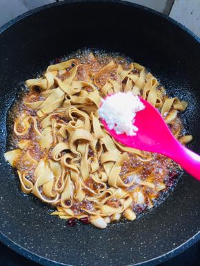 一勺鸡精炒匀！