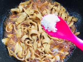 一勺鸡精炒匀！