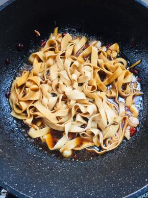 放入一碗水煮3分钟左右！