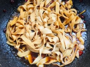 放入一碗水煮3分钟左右！