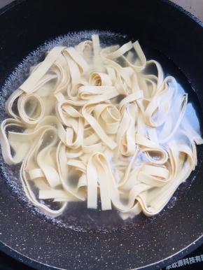 水烧开，放入千张煮一分钟左右捞出备用！