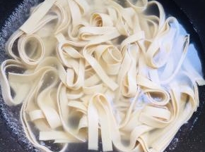 水烧开，放入千张煮一分钟左右捞出备用！