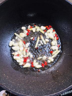 起锅烧油放入生姜，花椒，蒜瓣，干辣椒爆香！