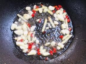 起锅烧油放入生姜，花椒，蒜瓣，干辣椒爆香！