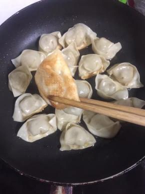 煎至底部焦黄色即可！