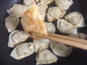 煎至底部焦黄色即可！