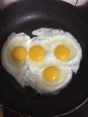 平底锅烧热倒入适量的油，煎4个荷包蛋！（我做的是4人份儿！）




