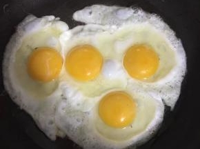 平底锅烧热倒入适量的油，煎4个荷包蛋！（我做的是4人份儿！）




