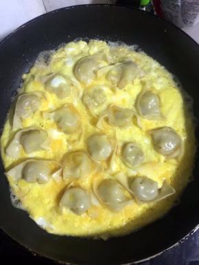 继续小火慢煎至蛋液凝固！