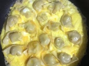 继续小火慢煎至蛋液凝固！