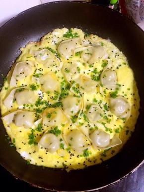 起锅前放入适量的葱花和黑芝麻即可！