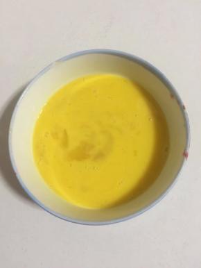 鸡蛋放入少许的盐搅拌均匀备用！