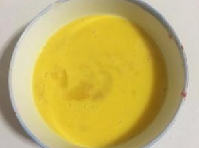 鸡蛋放入少许的盐搅拌均匀备用！