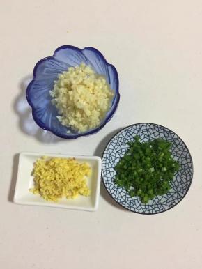蒜瓣剁成蒜蓉，生姜切成末，葱切成葱花备用！







