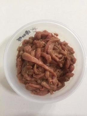 用手抓匀腌制20分钟左右！





