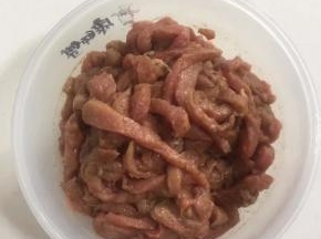 用手抓匀腌制20分钟左右！





