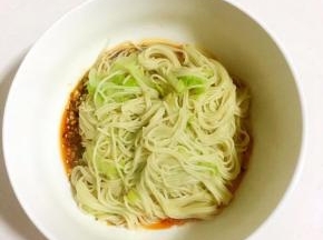 煮好的面条捞入装有料汁儿的碗中！