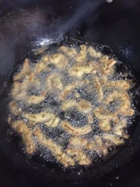 锅烧热倒入适量的油烧至七成热，放入里脊肉中火慢慢的炸！（里脊肉一次不要放的太多，少量多次的炸！这样炸的比较均匀！）




