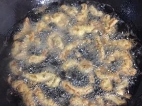 锅烧热倒入适量的油烧至七成热，放入里脊肉中火慢慢的炸！（里脊肉一次不要放的太多，少量多次的炸！这样炸的比较均匀！）




