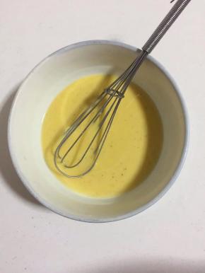 打入两个鸡蛋，加入一勺面粉，两勺玉米淀粉，一克盐，一勺五香粉，少许水搅拌均匀成糊状！
