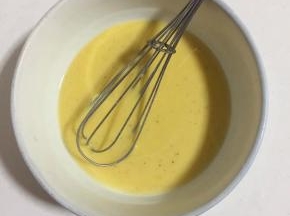 打入两个鸡蛋，加入一勺面粉，两勺玉米淀粉，一克盐，一勺五香粉，少许水搅拌均匀成糊状！
