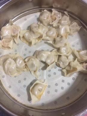中午吃剩的蒸饺！