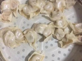 中午吃剩的蒸饺！