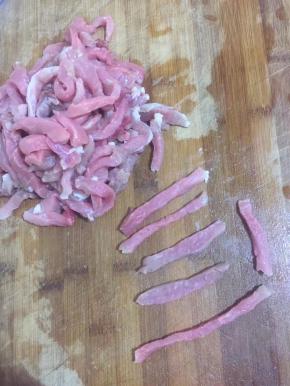 里脊肉清洗干净后，切成筷子粗的条备用！




