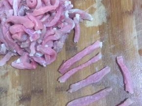 里脊肉清洗干净后，切成筷子粗的条备用！




