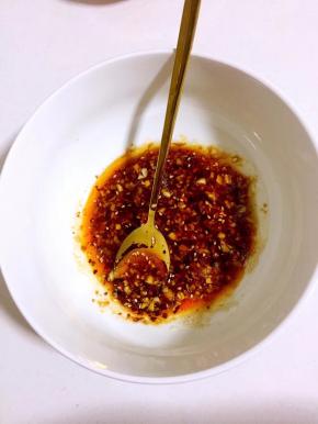 提前准备好料汁儿：少许蒜蓉，少许姜末，一勺盐，两勺生抽，一勺花椒粉，一勺辣椒油，一勺鸡粉，一勺香油搅拌均匀！（喜欢吃酸的还可以加入一勺香醋哦！）


