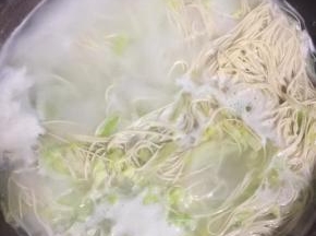 下入挂面煮熟！（煮三分钟左右就好了，如果有新鲜的湿面条做出来更好吃，家里刚好没有了，就直接用挂面做的，也非常美味哦！）


