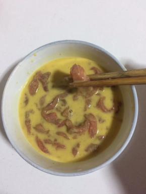 腌制好的里脊肉放在面糊中挂浆！（让里脊肉均匀的裹满面糊！）





