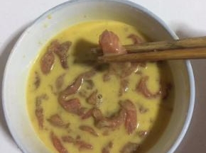 腌制好的里脊肉放在面糊中挂浆！（让里脊肉均匀的裹满面糊！）





