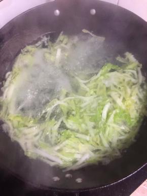 
水烧开放入切好的白菜丝！