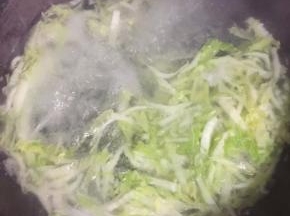 
水烧开放入切好的白菜丝！
