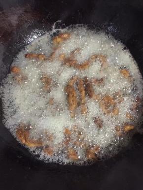 全部炸完以后，再倒进锅里复炸一次！这样炸出来的里脊肉外酥里嫩特别的好吃！