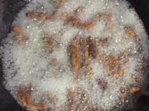 全部炸完以后，再倒进锅里复炸一次！这样炸出来的里脊肉外酥里嫩特别的好吃！