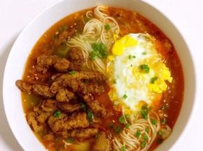 放入炸好的里脊肉，煎好的荷包蛋，撒上适量的葱花即可享用美味啦！
