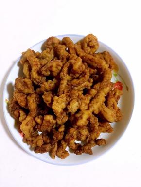 炸好的里脊肉捞出沥干油份备用！




