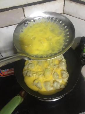 用漏勺把蛋液淋在蒸饺上！