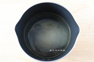 将馅里面的花生油，清水和糖放进锅里煮沸，搅拌融化，