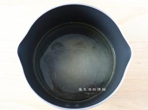 将馅里面的花生油，清水和糖放进锅里煮沸，搅拌融化，