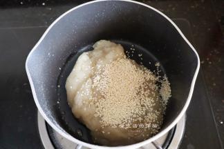 熄火后把熟的糯米粉倒入锅里，快速拌匀，此时糯米粉就会粘成团了，倒入熟芝麻拌匀，盖上保鲜膜放凉后分成12份。