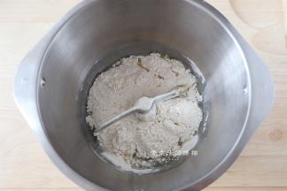 将水油皮的材料放入揉面桶里。