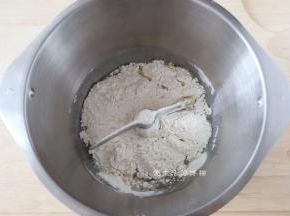 将水油皮的材料放入揉面桶里。