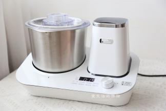 把揉面桶放入moido厨师机机身里，启动烘焙出膜键，大约用时10分钟，