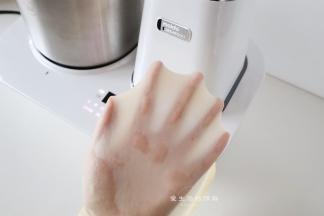 就能拉出大片的手套膜了，虽然出膜不是一定要的，但是出了膜的面团面筋度高，擀的时候不容易破酥。