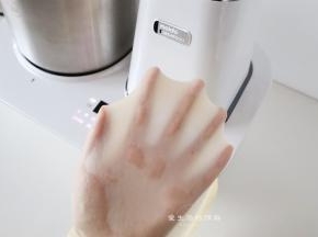 就能拉出大片的手套膜了，虽然出膜不是一定要的，但是出了膜的面团面筋度高，擀的时候不容易破酥。