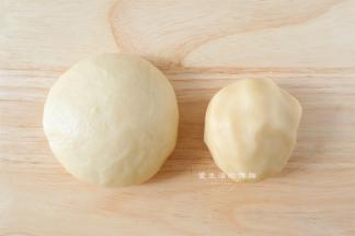 将揉好的水油皮取出，剩余的油酥材料混合成团。