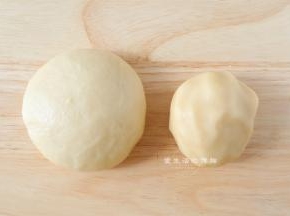 将揉好的水油皮取出，剩余的油酥材料混合成团。